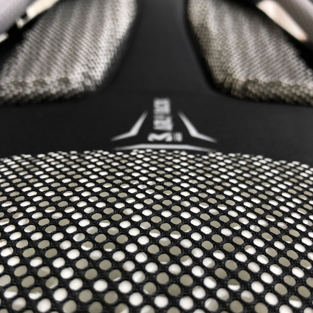 ドライ感とフィット感を兼ね備えた背面パッド