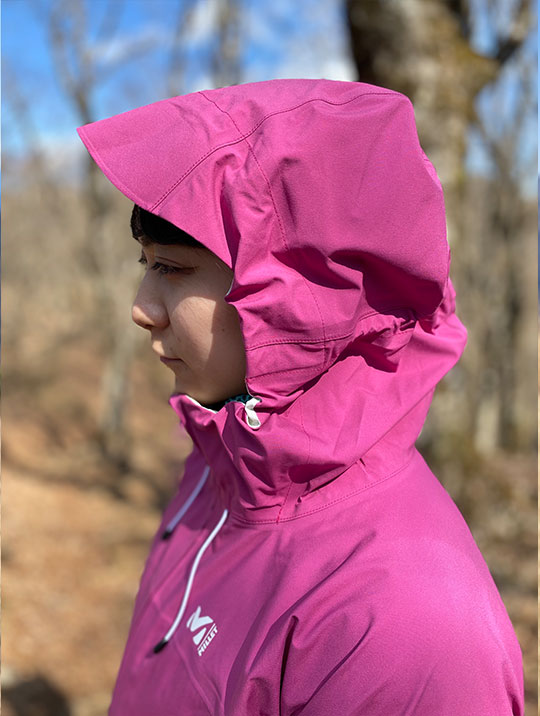 視界を邪魔しない調節できるフード