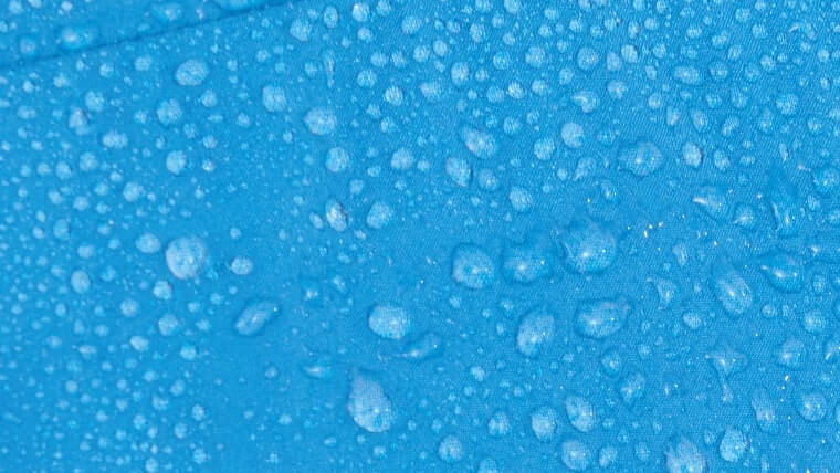 水を弾く撥水加工済み表地