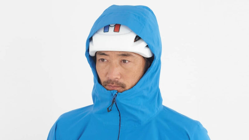 ヘルメット対応で調整可能な <br class="sp_none">プロテクティブバイザー付きフード